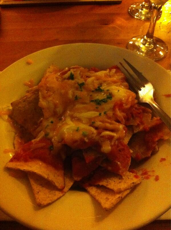 LauraMcEnery's tweet image. Lunch with moll cute @OdlumMolly #nachos #courtfun