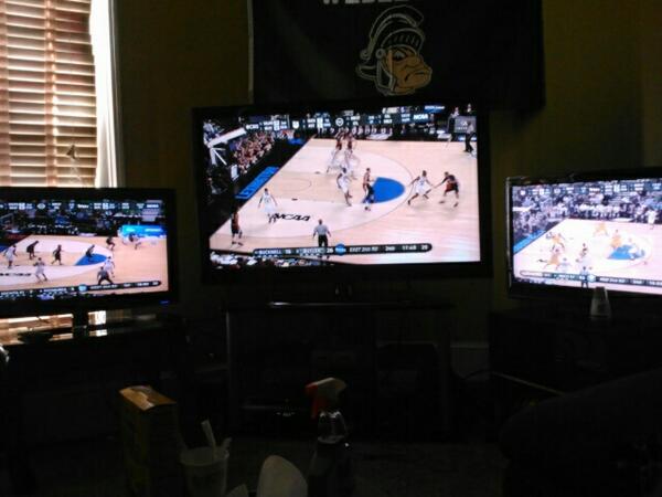 E_D_TheSecond's tweet image. The living room has officially. Beentransformed into the ULTIMATE man cave! #3TVs #Ready4TheTournament