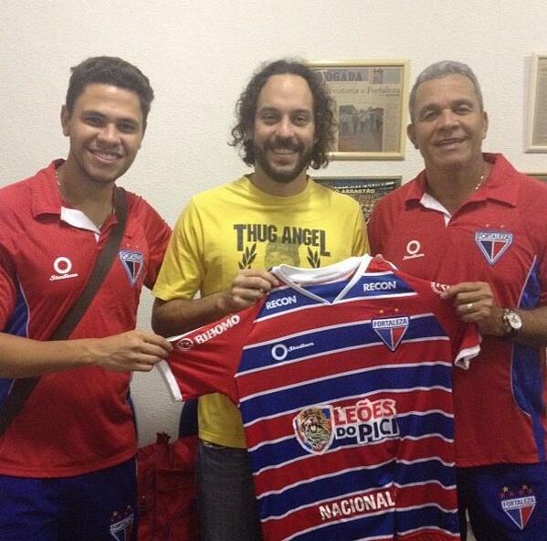 Helio_dos_Anjos's tweet photo. Esse é pé quente! O amigo 
@pensadorgabriel nos visitou e trouxe sorte no jogo de ontem #FortalezaEC #FEC http://t.co/5Ct21hEvuy