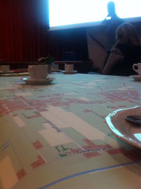 No by ynfo jûn oer Skieding (n358) mei omwenners wêr de kaarten &amp; stiften ek op tafel lizze #surhústerfean