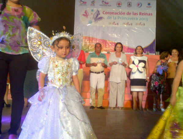 varito_coz's tweet photo. @Lito_Joaquin @DIFCozumel @Voceroczm Coronación reinas de la primavera de los CENDIS @Mpio_Cozumel #ff http://t.co/8hxPioUftI