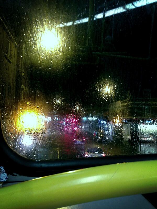sergiza's tweet photo. It's raining #bus #london #siemprelomismo http://t.co/ZU9oVUkUWr