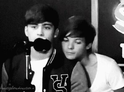 fricklefrakle's tweet photo. Cute little Zouis moment AW :) #KCA #Vote1D http://t.co/FyoffiUsme