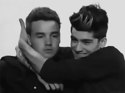 fricklefrakle's tweet photo. THEIR FACES THOUGH LOL LIAM'S LIKE GET OFF AND ZAYN IS LIKE LOVEEEE MEEE #KCA #Vote1D http://t.co/XGB3aNrG2i