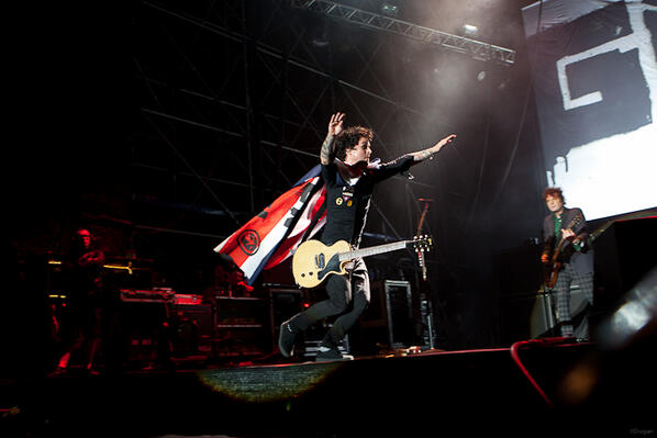 GreenDayImages's tweet photo. Super Hero Billie! http://t.co/DMzGJqJmrW