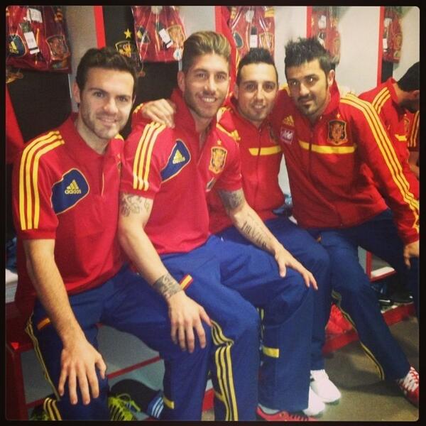 RichmondHalim's tweet photo. "@19SCazorla: picture!! @juanmata10 @SergioRamos @Guaje7Villa http://t.co/fd6lQgjhjh"