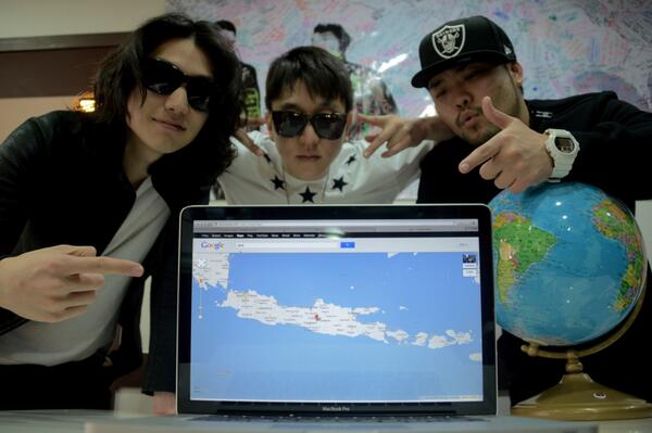 maknaKookie's tweet photo. IT'S JAVA~! RIGHT where I live~! Lots of love from Indonesia~ @aziatix @nickylee1126 @flowsik @Aziatixeddie @jacey714 http://t.co/KYQEmU16GW