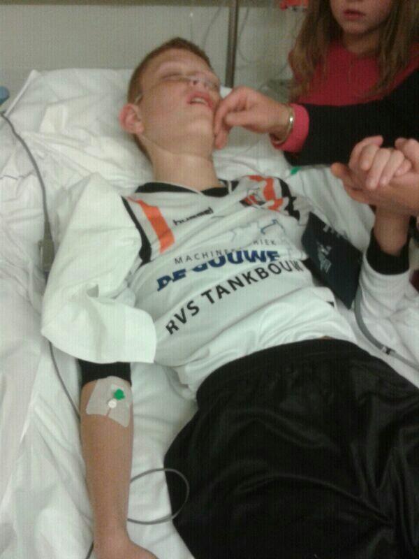 simondejong69's tweet photo. Na een half jaar voor het eerst weer op het trainings veld. Nu nog hersteltrainingen volgen. http://t.co/6gHFIJxhc8