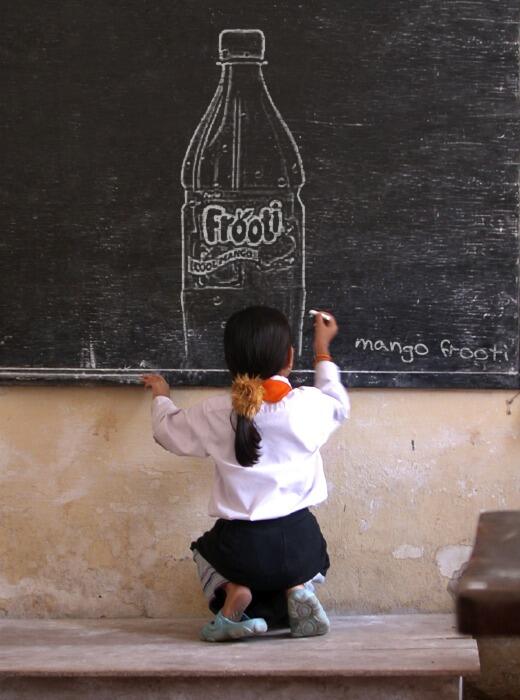 rsairajeswari's tweet image. #MagicOf @Frooti is more magical than this kid drawing frooti on black board