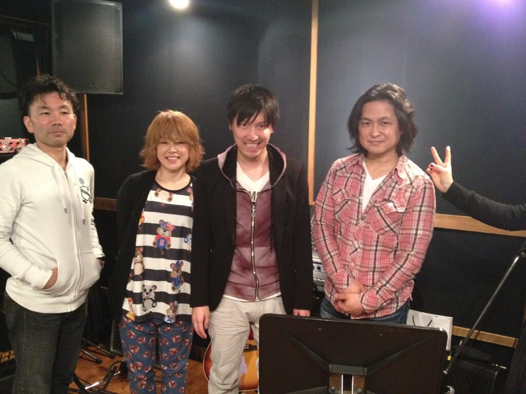 澤野弘之 Nzk 今日は明日のaimerさんライブリハーサルでした ｃdで演奏して貰ったギター飯室さん 右 ベース田辺さん 左 今回初めてご一緒するパーカッション今村舞さん 明日が楽しみです ちなみに右端ピースの手はaimerさんで