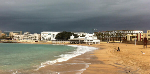 VisitCadiz's tweet photo. Disftrutando por la playa de la Caleta #VisitaCadiz...... http://t.co/MoL0j1lv1m