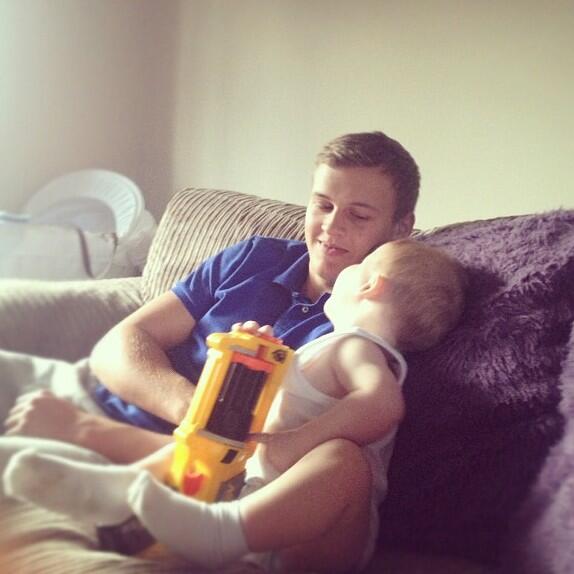 TillyRayFreeman's tweet photo. love seeing Alfie laying with his daddy! Connor 👍❤ http://t.co/iWhE2IPX3g