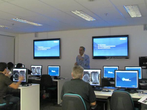 IPmed_oficial's tweet photo. Professor e alunos discutem casos de lesões frequentes no dia a dia. http://t.co/LLs2x11nzp