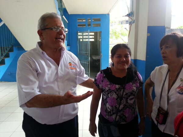 Junto a miembros del partido en la Escuela República de Japón. <a href="/prensacom/">La Prensa Panamá</a> <a href="/radiopanama/">Radio Panamá</a>