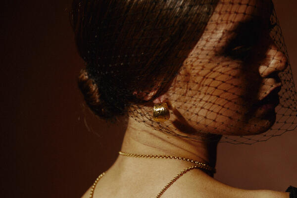 VogueSpain's tweet photo. Una invitada de boda y sus looks de #beauty. Un #vídeo para brillar durante el gran día. Play! http://t.co/YwzRPADYQH http://t.co/ucPnfc9TvV