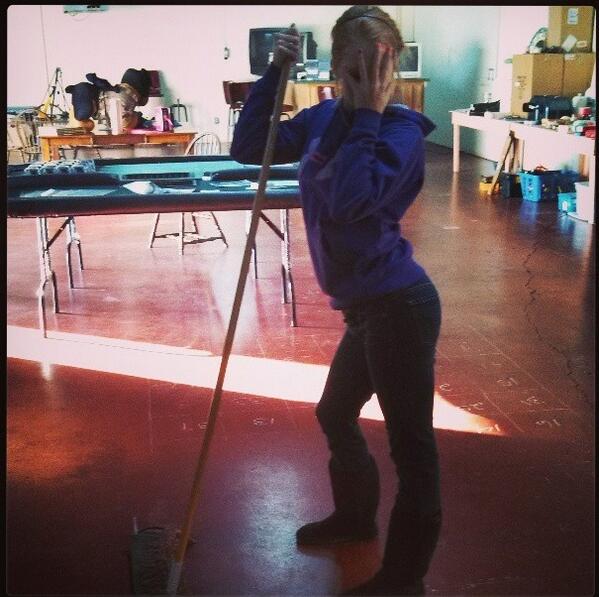 hskyeee_'s tweet image. Cleaning the ware house. #lolol #pushbroom 💃