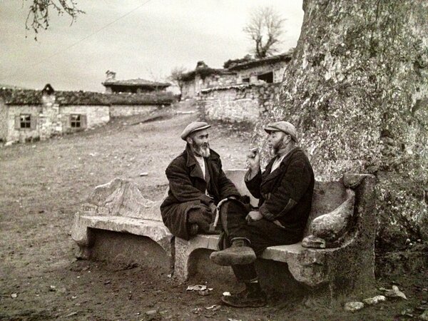 SunayAkin's tweet photo. 1958'de bir gece Aydın kırsalında yolunu kaybeden Ara Güler bir köye sığınır. Sabah uyandığında gördüğü manzara!.. http://t.co/TVcIniI1UW