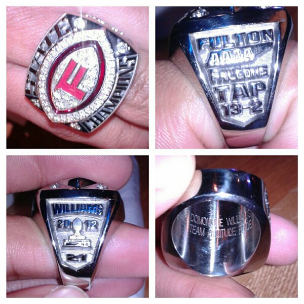 TrueFootball_'s tweet image. Nicest high school STATE ring i've seen, hands down. RT if you agree.