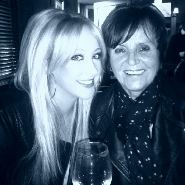 SiobhanStraff's tweet photo. Mothers day #boat #wine http://t.co/GIKBw8W7ss