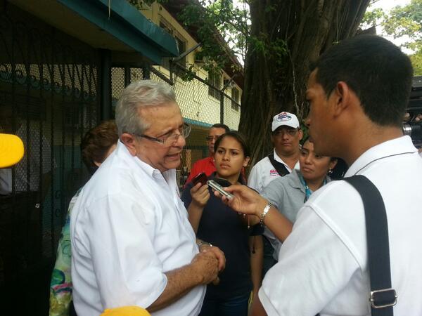 Entrevistado por los medios en el Instituto Bolívar. #PrimariasPRD <a href="/radiopanama/">Radio Panamá</a> <a href="/prensacom/">La Prensa Panamá</a>