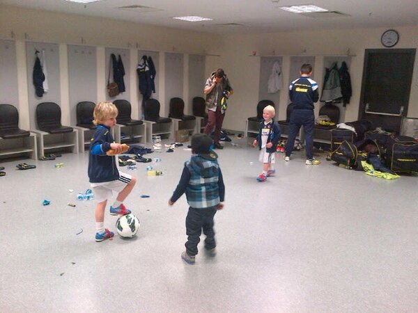 Yobo ve Kuyt'ın çocukları maça devam ediyor! #Fenerbahce.