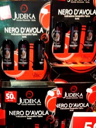 judekawinery's tweet photo. #judeka #wine #tris #orlando #nerodavola #Sicilia @cesarenicodemo @IphoneMaurizio in tutti gli #autogrill #italia http://t.co/dvan9IG2MN