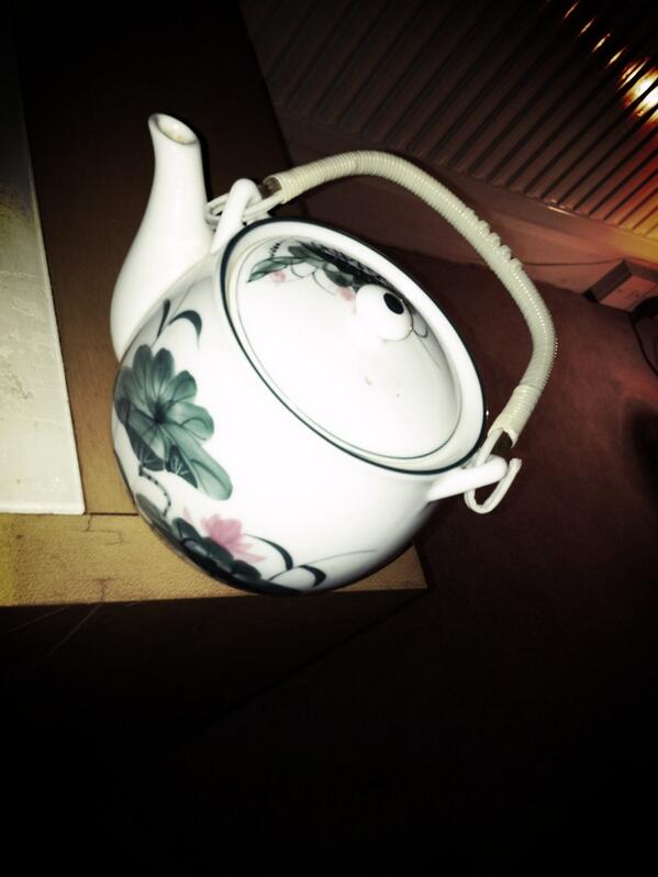 teastome's tweet image. Pot of tea filled with Thé des Alizés by Le Palais des Thés. I've never had it before but it tastes abfab #tealover