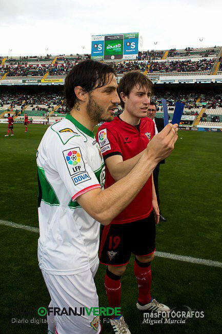 Y foto curiosa, los dos capitanes expulsados por doble amonestación. En esta foto tarjeta azul antes del choque.