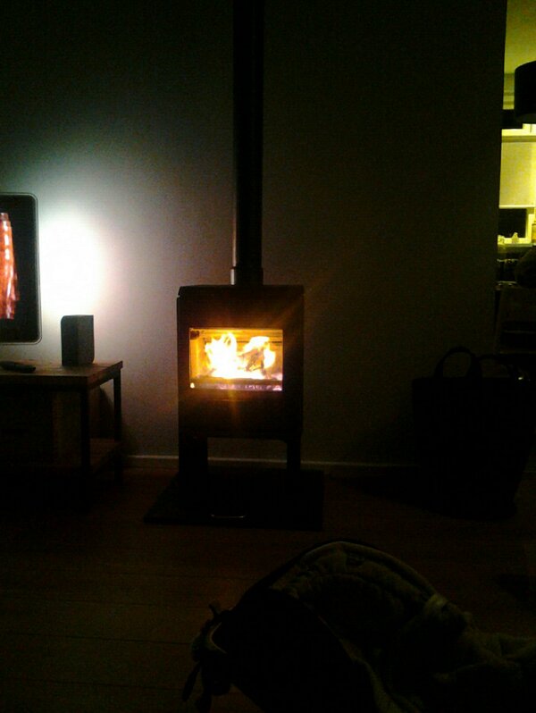 Lekkerrrr bij de kachel..!