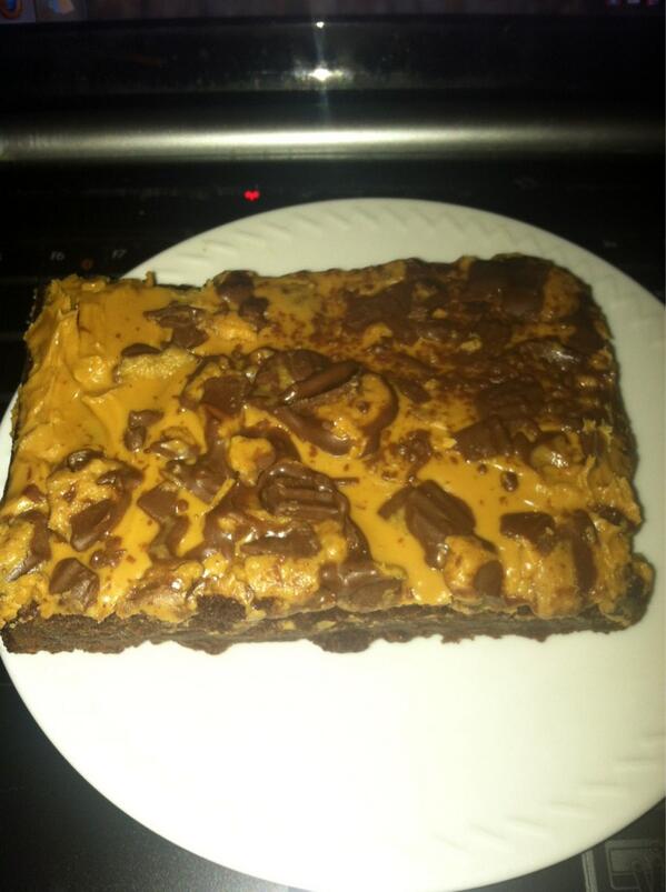 Kiley_Lynn1's tweet photo. This is what my writer eating at the moment my own brownie since @1ElegantWolf shows her brownie! http://t.co/iM6N7l9FiE