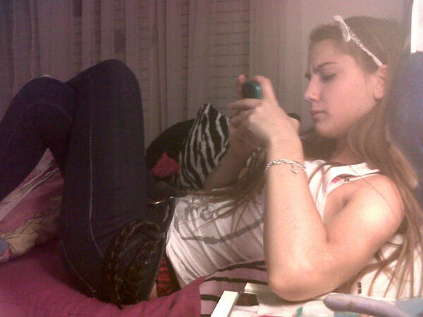 TwitChicas's tweet photo. #BeeluMarchetti: "Mi hermana en tanga http://t.co/ItebE06OAc"