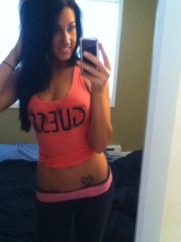 lmccormick152's tweet photo. loserrr #guess #selfy #bored #brunette #procrastination http://t.co/U4vKtwGl4X
