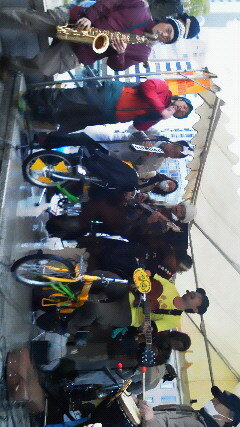 _kanosatya's tweet photo. 雨もあがった晴れてきた☆自転車発電7台でさよなら原発フェス＠中ノ島公園 #再稼動反対☆子どもを守ろう☆ http://t.co/G6lkdVS7SK