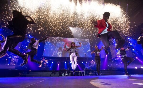 Neyo_FanClub's tweet photo. UK Tour!!!!! #RED http://t.co/xTaBcM0k5U