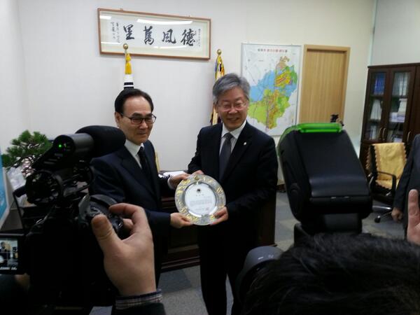 이재명 성남시장, 대한민국상이군경회에서 상이군경회  복지사업지원과 성남시보훈가족 권익증진  기여에 감사패를받으셨습니다.