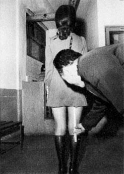 치마길이 짧다고 단속하던 40년 전으로 드디어 돌아가나요..과다노출 범칙금이 5만원으로 결정됐네요.. 치마 짧다고 훔쳐보는 넘들도 변태같지만, 치마 짧다고 줄자 대면서 다리 훑는게 더 기분나쁠것 같은데..