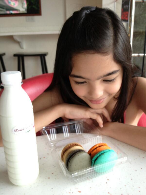 iamandrea_b's tweet photo. Merienda time at #raintea #macarons yum😋 http://t.co/r6HcOhI5ck