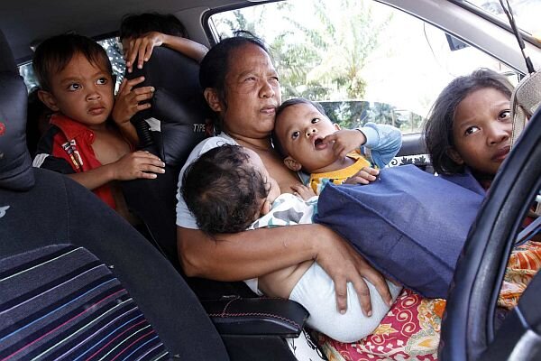 cesdrilon's tweet photo. PH Media not allowed here “@PhilipGolingai: family fleeing Red Zone #LahadDatuAttack Pix by Normimie Duin/The Star http://t.co/CRI15o7xlc”