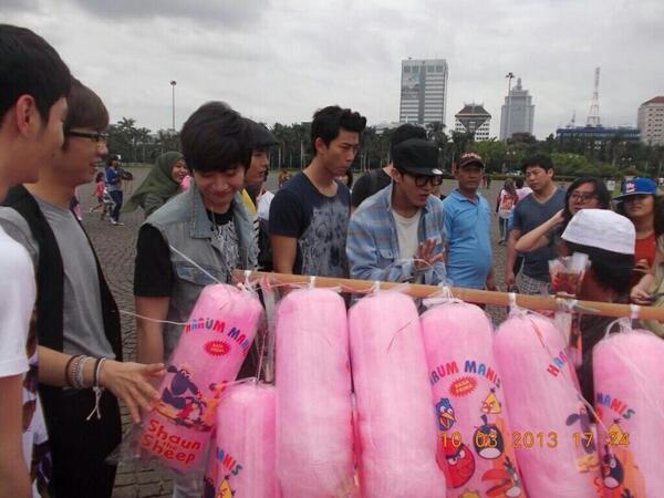 KBSworldKpop's tweet photo. #MUSICBANKJAKARTA 2PM IN MONAS http://t.co/XqB2MuM3th