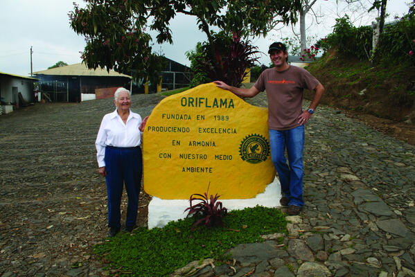 자바씨티는 농장과의 직거래로 자바씨티 품질기준에 맞는 우수한 친환경커피를 생산 공급받고 있답니다._사진:과테말라 농장에서 자바씨티 커피마스터 Shawn Hamilton
>javacity.co.kr/shop/goods/goo…