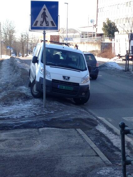 C_Askenberg's tweet image. #infrapartner. Flott parkering! Spes mtp at det er parkeringsplass ved siden av veien!