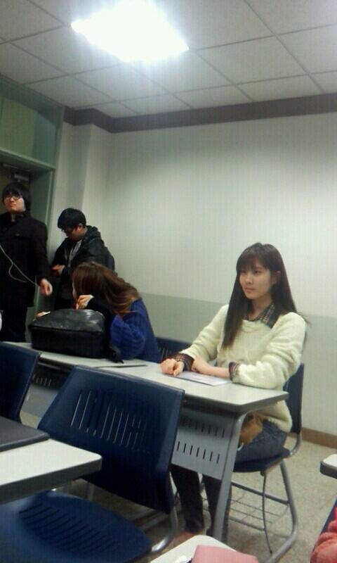 [PIC][11-03-2013]SeoHyun trở lại trường học vào trưa nay BFEKEeFCIAAkzaW