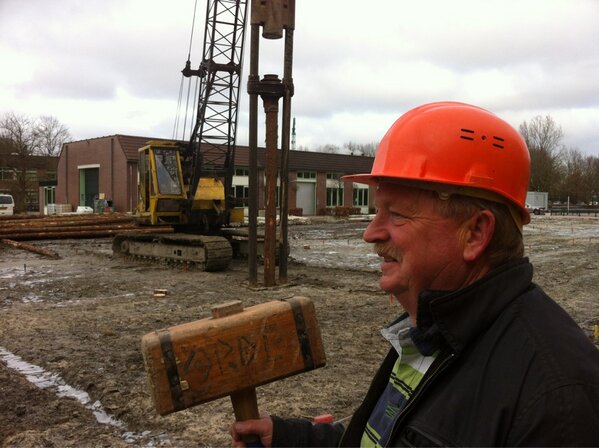 Hoera!! Eerste paal zit er in! #clusius #HOORN