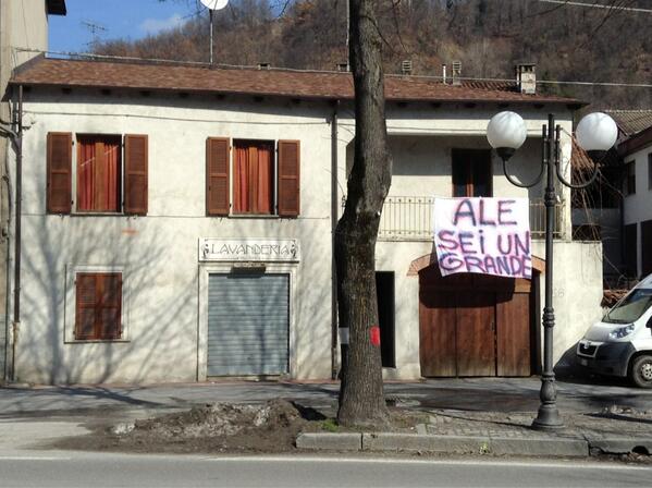 AlexBarberoBMX's tweet photo. Bella accoglienza tornato a casa uno striscione dedicato a me attaccato a casa mia :) @italiasgotalent http://t.co/oyD2Wr85i7