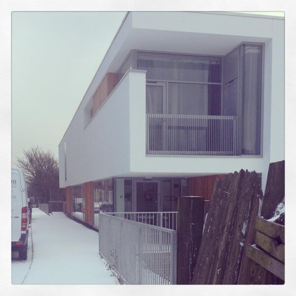 ESWsculpture's tweet image. Aww! @ESWsculpture in the 'Spring' Snow! #itsreallycold!