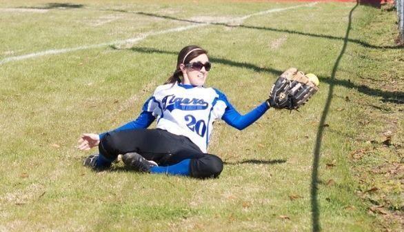 Ark_Softball's tweet photo. @AthleteCouple_ not me but a girl on my team with an amazing catch http://t.co/T5djtulNlj