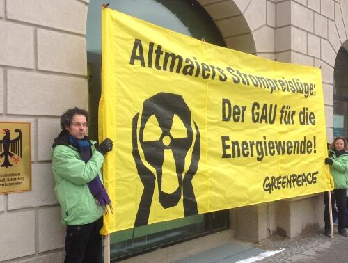 ActivistsNews's tweet photo. #Strompreislüge #EEG! | Greenpeace-Aktivisten protestieren vor #BMU http://t.co/jbkuuuuATD"