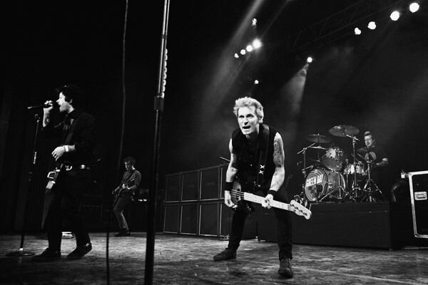 GreenDayImages's tweet photo. Green Day at the Fox Theater, Pomona, CA 3/10/2013 http://t.co/Y0etj9FlKn