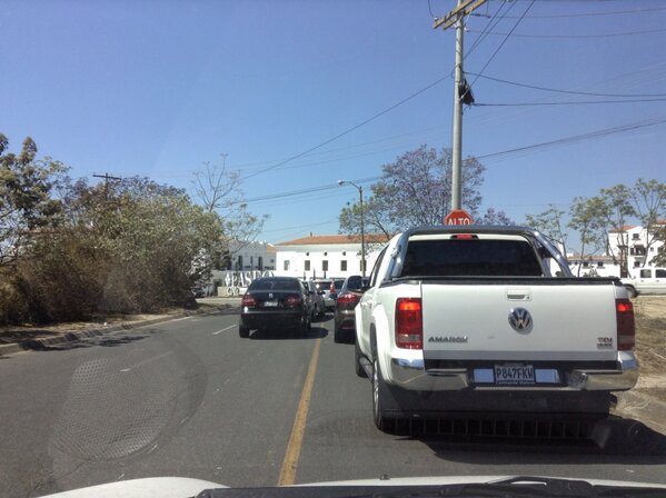 GuateVial's tweet photo. No rebasar en línea amarilla! http://t.co/0WfJdOoDXv