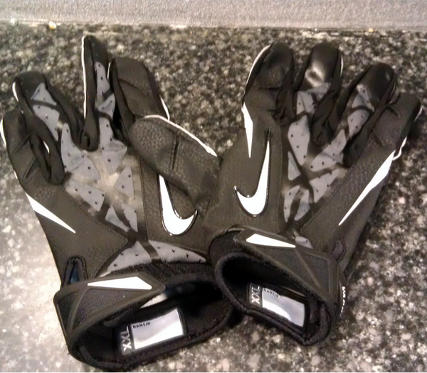 Panthers's tweet photo. Followers who RT are eligible to win a pair of game-worn gloves, straight from the #Panthers locker room! http://t.co/ZFopt5Ch4q